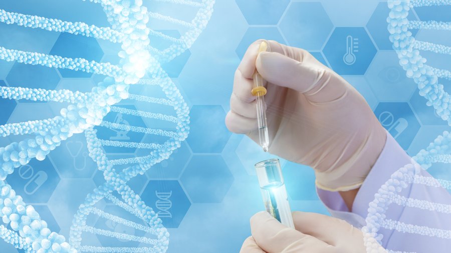 blauer Hintergrund mit Abbildung eines DNA Strangs. Des weiteren sieht man die Hand eines Laboranten, die eine Glaspipette hält.